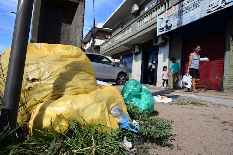 Basura de todo tipo de acumula en las veredas, por donde deben transitar las familias incluso cuando transportan alimentos frescos.