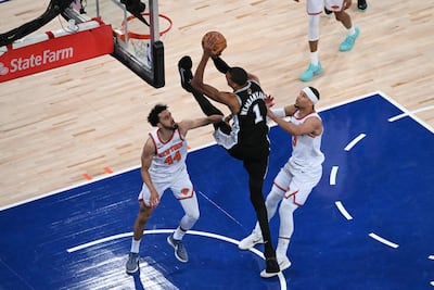 El gigante francés Victor Wembanyama (#1), de 2,24 metros de estatura, fue clave para la victoria de San Antonio Spurs sobre New York Knicks en el Madison Square Garden.
