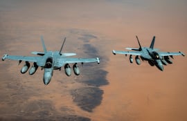 Aviones de guerra electrónica E/A-18G de la Marina de EE.UU. patrullan los cielos sobre Oriente Medio mientras EE.UU. continúa haciendo cumplir el bloqueo contra Irán.