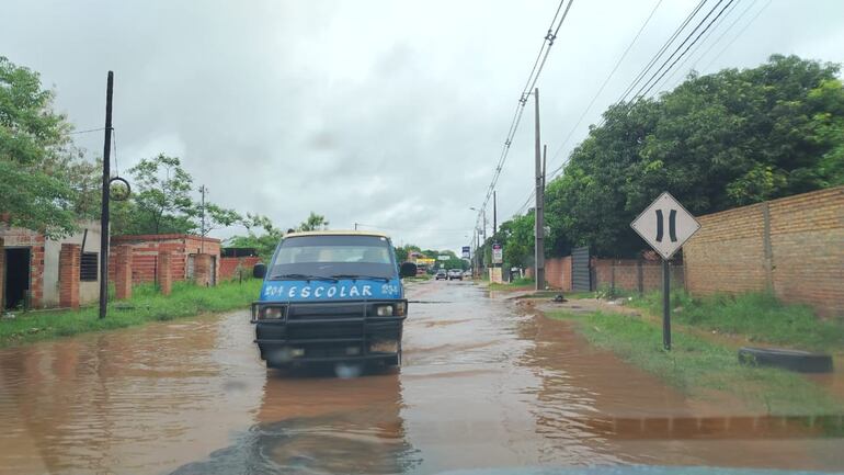 Agua estancada por falta de desagüe en la vía. 