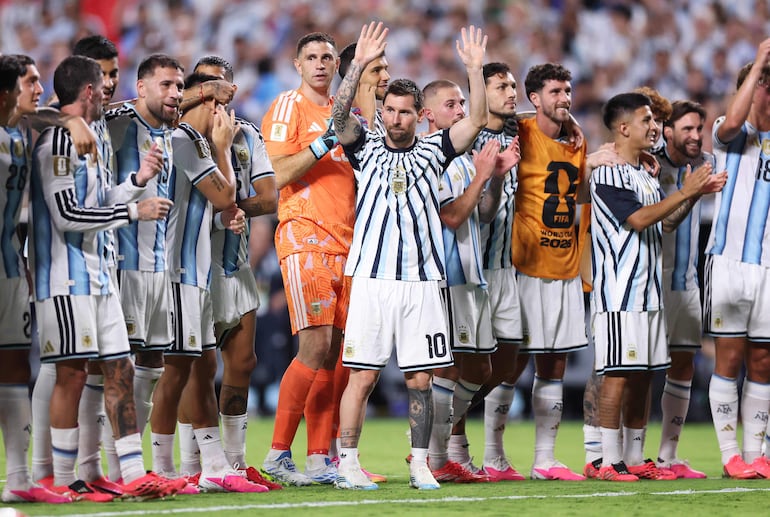Lionel Messi y los jugadores de Argentina aplauden a los aficionados tras su victoria 3-0.