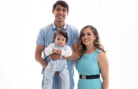 Alexis Duarte y Jazmín Alcaraz con el cumpleañero Ángel Benjamín.