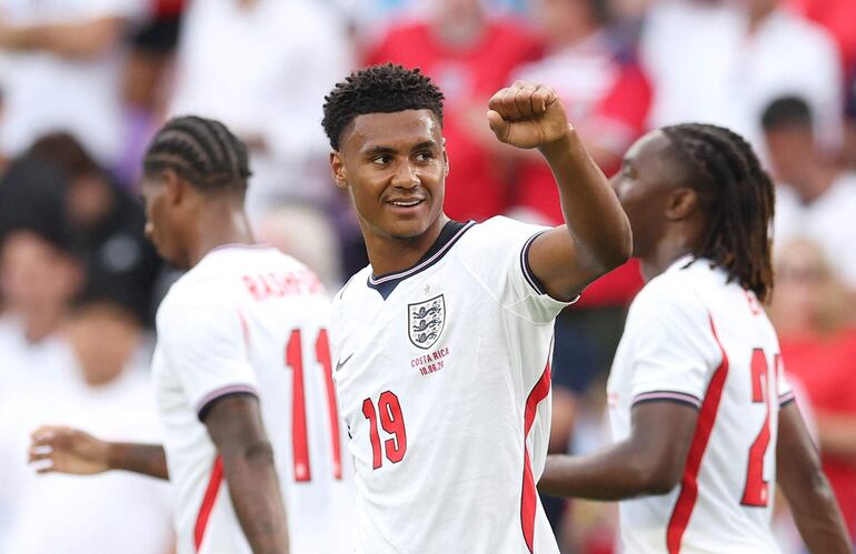 Ollie Watkins de Inglaterra celebra haber marcado el tercer gol de su equipo durante el partido amistoso internacional entre Inglaterra y Costa Rica en el Estadio Inter&Co, en Orlando, Florida.