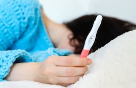 Mujer triste porque no logra quedar embarazada, imagen ilustrativa.