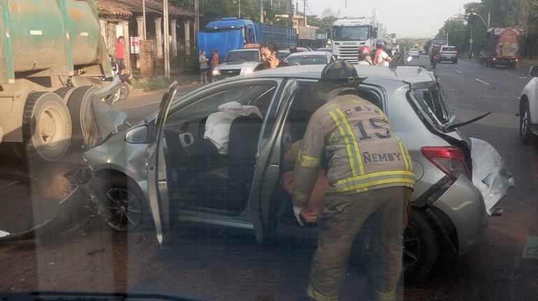 Bomberos voluntarios asisten a las dos mujeres accidentadas.