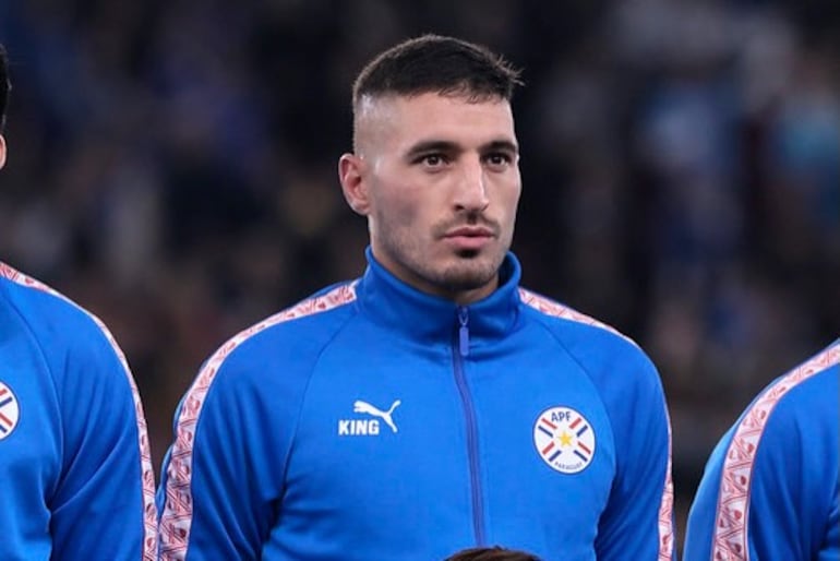 Olveira: “Feliz de debutar con esta hermosa camiseta, el orgullo de llevar su escudo en el pecho”