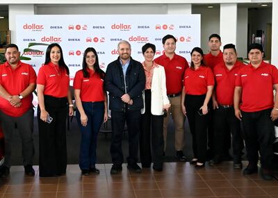 Miguel y Helena Carrizosa junto al equipo de Dollar Car Rental.