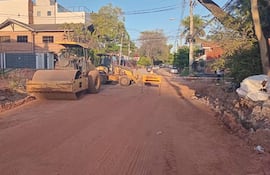 Obra inconclusa en las calles Nuestra Señora de la Asunción y Capitán Maciel, al costado del Parque de la Salud.