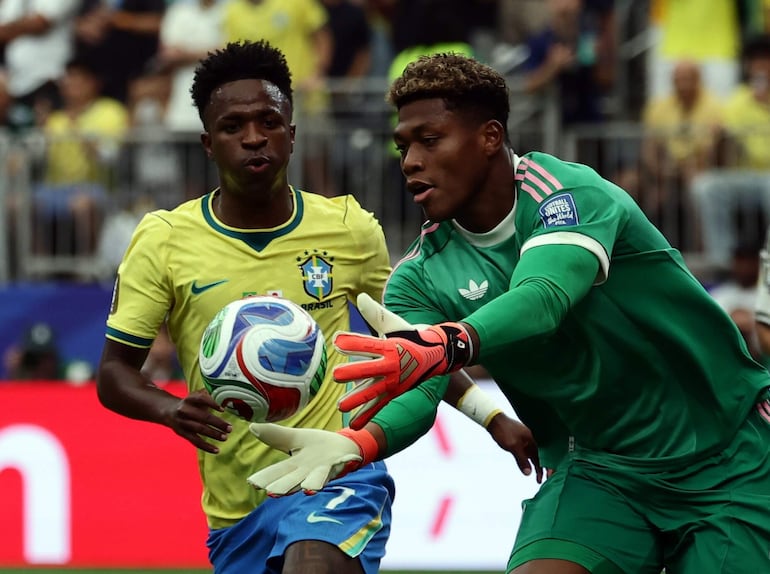 Vinícius Júnior de Brasil (I) y el guardameta Zion Suzuki de Japón en acción durante el partido de dieciseisavos de final de la Copa Mundial de la FIFA 2026 entre Brasil y Japón, en Houston, EE. UU..