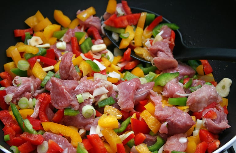 Wok con vegetales y carne.