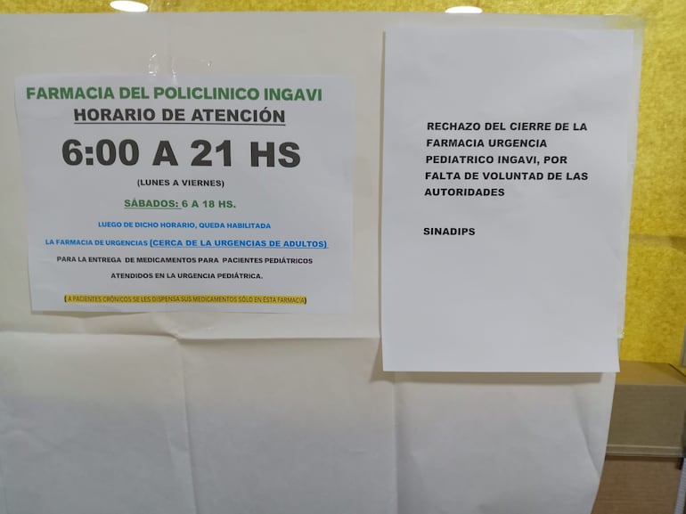 El cartel que indica el nuevo horario de atención de la farmacia pediátrica y, al lado, la manifestación de rechazo a la decisión.