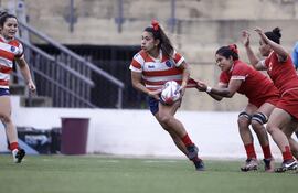 La yacaré Cinthia “Chicha” Cristaldo (32 años) avanza con la ovalada ante la marca de las peruanas ayer en el COP.