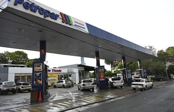 La estatal Petropar redujo G. 250 por litro todos sus combustibles, aunque el gasoil catarí de Doha Holding Group LLC sigue sin llegar al país.