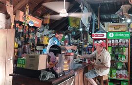 El intendente de San Pablo trabaja y atiende a sus clientes en horario libre, asegura que su trabajo particular es su principal fuente de ingreso