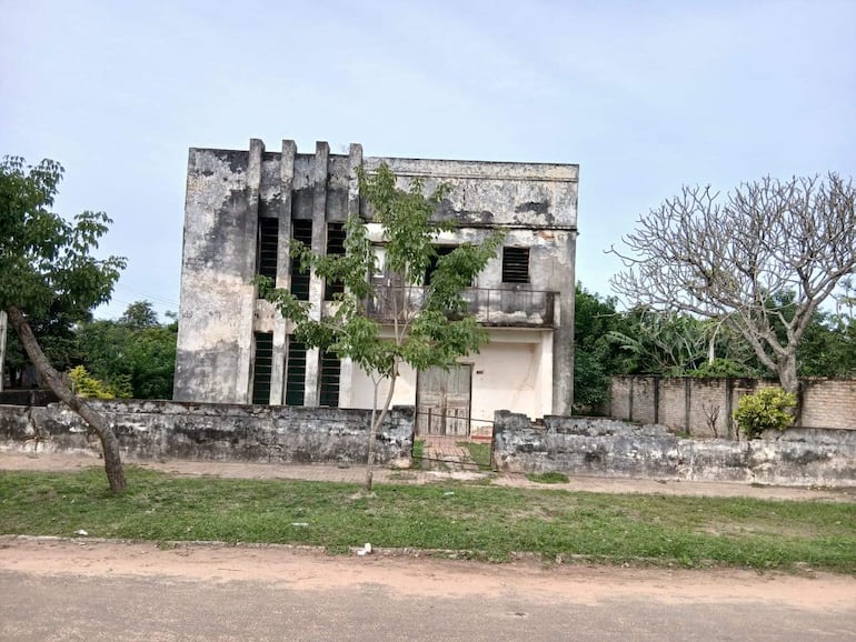 Edificio de dos plantas en ruinas con paredes desgastadas y sin ventanas.