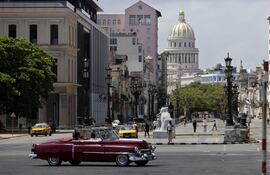 AME2889. BOGOTÁ (COLOMBIA), 16/10/2025.- Fotografía de archivo del 27 de abril de 2025 de personas caminando por una calle de La Habana (Cuba). El Gobierno cubano va a rentar algunos de los hoteles de la isla a las cadenas internacionales, que hasta ahora sólo los gestionaban, empezando por la española Iberostar, según ha podido confirmar EFE con fuentes conocedoras de esas negociaciones. EFE/ Ernesto Mastrascusa / ARCHIVO