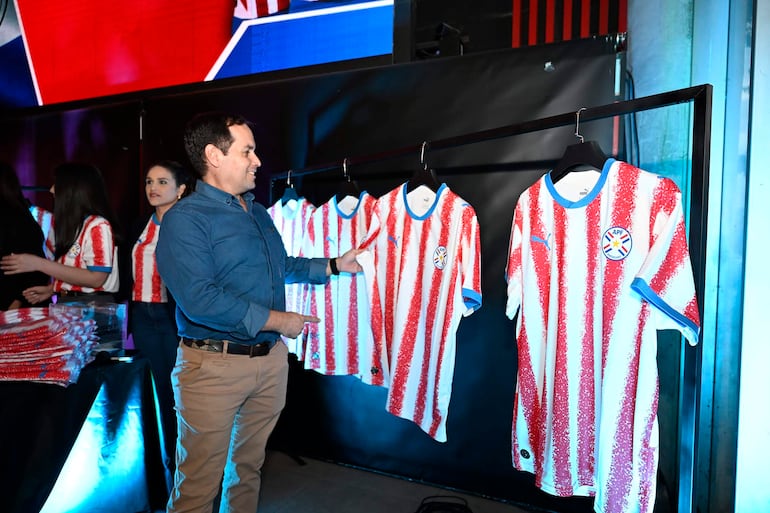 Los asistentes al lanzamiento recibieron de regalo la camiseta oficial de la Selección Paraguaya de Fútbol.