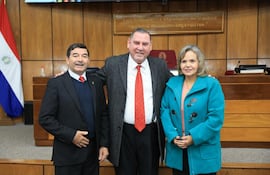 El senador cartista Javier Zacarías Irún (c) fue electo como presidente de la comisión de Asuntos Constitucionales, la senadora Lilian Samaniego (ANR, Independiente) y el senador Carlos Núñez Agüero (ANR, HC) como relator.