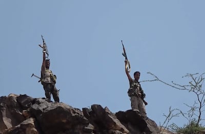 Captura de pantalla de un vídeo facilitado por la cadena de televisión Al-Masirah, controlada por los hutíes, el 8 de octubre de 2026, que muestra a combatientes hutíes participando en una ofensiva contra las fuerzas yemeníes respaldadas por Arabia Saudí en la provincia de Taiz, Yemen. Los hutíes de Yemen afirmaron haber lanzado nuevos ataques con misiles balísticos contra varios objetivos saudíes, incluido el aeropuerto Rey Jalid de Riad, en represalia por el apoyo de Arabia Saudí a las fuerzas gubernamentales yemeníes en medio de la reanudación de los combates en el país.