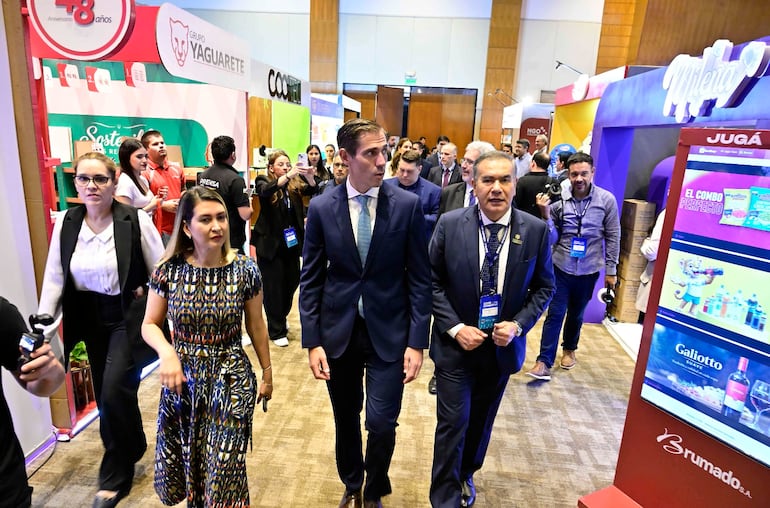 La ministra de Trabajo, Empleo y Seguridad Social, Mónica Recalde; el ministro de Industria y Comercio, Marco Riquelme, y el presidente de Comampar, Silvio Giménez, recorren la feria.