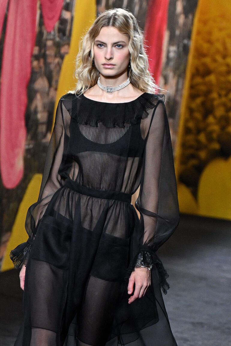 Una modelo camina por la pasarela para presentar una creación de Chanel.