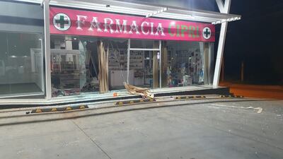 Mujer alcoholizada chocó contra farmacia de una estación de servicios en Encarnación.