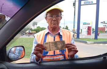 Margarita González muestra el billete falso de G. 100.000 que le entregaron ayer.