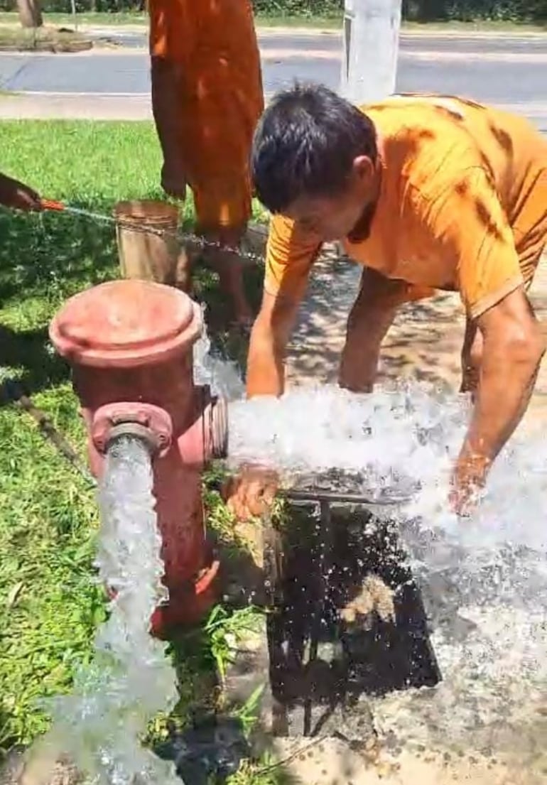 El hidrante ubicado en la calle Colón, que anteriormente presentaba agua cloacal y no funcionaba, fue recientemente reparado, quedando operativo para su uso en caso de emergencia.