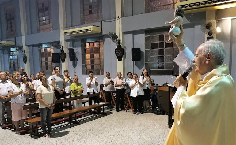 El padre Zanardini con sus feligreses paraguayos, llevando la alegría a la misa