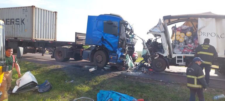 El conductor del camión blanco falleció en el lugar y del Scania azul, fue auxiliado.