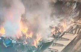 Avioneta caída en una avenida de Sao Paulo, sobre un ómnibus.