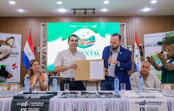 El gobernador Marcelo Soto (ANR HC) y el ministro del Ambiente y Desarrollo Sostenible (MADES), Rolando De Barros Barreto Acha, con el acta de lanzamiento de la Expo Ambiental.