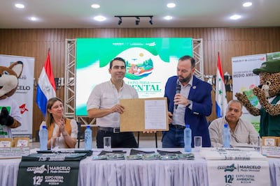 El gobernador Marcelo Soto (ANR HC) y el ministro del Ambiente y Desarrollo Sostenible (MADES), Rolando De Barros Barreto Acha, con el acta de lanzamiento de la Expo Ambiental.