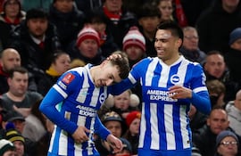El paraguayo Diego Gómez en la celebración del tanto de apertura en el marcador junto al autor de la conquista, el alemán Brajan Gruda, en lo que significó el triunfo del Brighton & Hove Albion sobre el Manchester United, por la tercera ronda de la FA Cup.