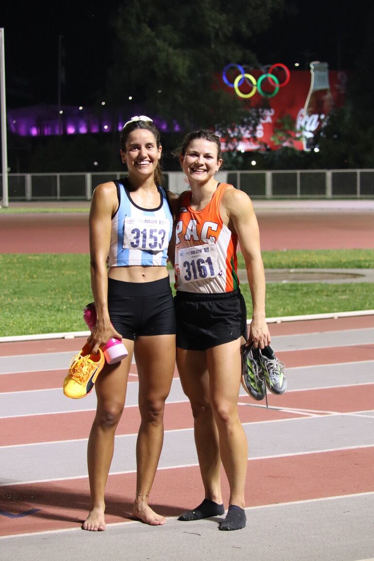 A la izquierda Macarena Giménez (23 años) y Xenia Hiebert (24), las más veloces en los 100  metros planos en la pista del COP.