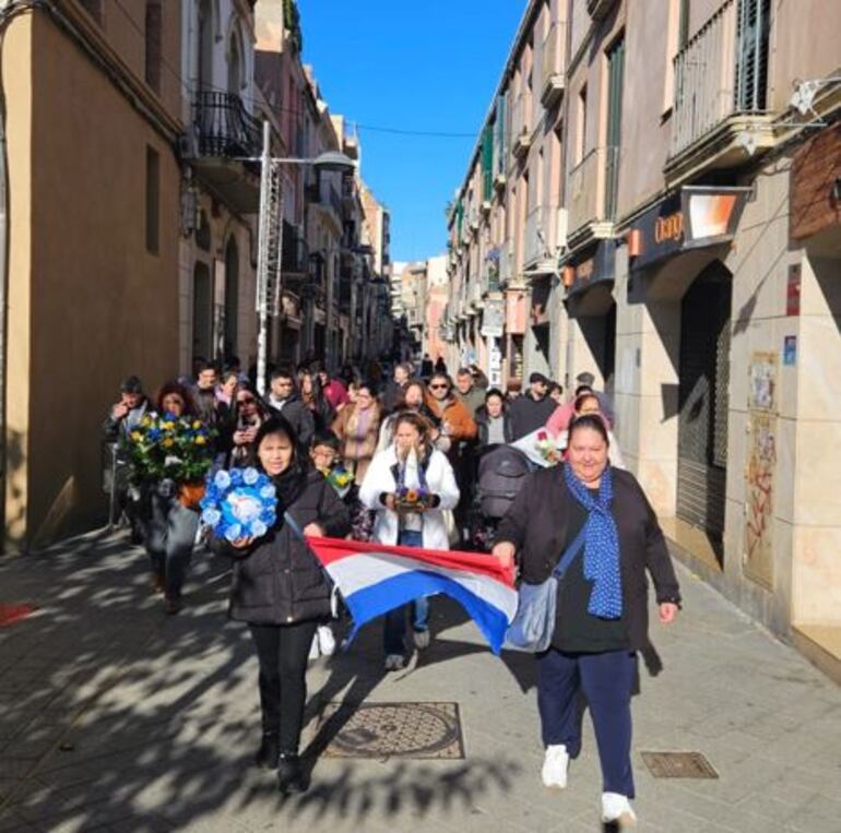 Paraguayos en España participan de la procesión de la Virgen de Caacupé.