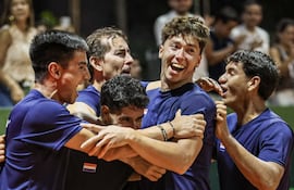 Los tenistas paraguayos celebran la victoria sobre Rumania y ascenso al Grupo Mundial I de la Copa Davis en el Club Internacional de tenis, en Asunción, Paraguay.