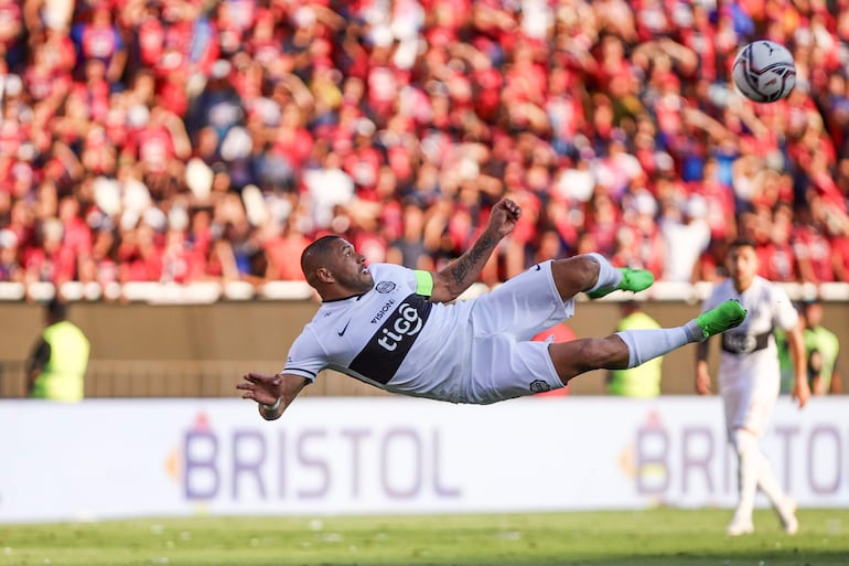 Richard Ortiz de Olimpia anota un gol de "chilena" ante Cerro Porteño hoy, durante la Copa de División de Honor APF 2022 en el estadio General Pablo Rojas en Asunción, (Paraguay)