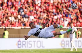 Richard Ortiz de Olimpia anota un gol de "chilena" ante Cerro Porteño hoy, durante la Copa de División de Honor APF 2022 en el estadio General Pablo Rojas en Asunción, (Paraguay)