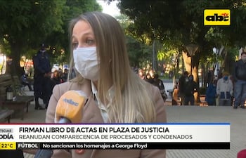 Firman libro de actas en la Plaza de Justicia