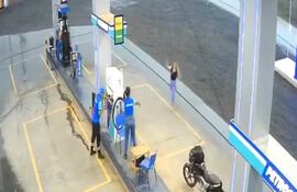 La mujer corrió hacia una trabajadora de la estación de servicios, sin embargo, luego fue alcanzada por su agresor.