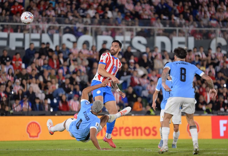 Gabriel Ávalos, en el partido disputado ante Uruguay el Defensores del Chaco.