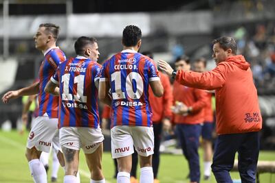 Los jugadores de Cerro Porteño festejan un gol en el partido contra Libertad por la fecha 16 del torneo Apertura 2024 del fútbol paraguayo en el estadio La Huerta, en Asunción.