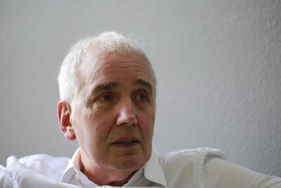 El biólogo molecular argentino Alberto Kornblijtt posa para la foto en la ciudad de Guadalajara, Jalisco (México). La inteligencia artificial no genera conocimiento, sino que reproduce el que existe, por lo tanto, la ciencia o la educación no pueden someterse a ella, dijo en entrevista con EFE el biólogo molecular argentino, Alberto Kornblihtt. Me preocupa eso porque veo que es propenso ese uso, a aceptar ciertas afirmaciones que el chatGPT te puede dar y que no son muy rigurosas, o sea, para mí hace falta el rigor del ser humano para poder filtrar (los contenidos), dijo.