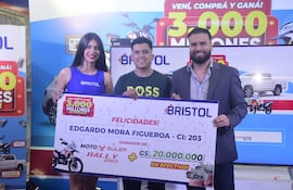 Bristol entregó sus premios a Edgardo Mora (centro), feliz ganador de una moto Buler Rally 250 y 20 millones de guaraníes en efectivo.