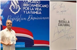 Yamil Esgaib posando en Republica Dominicana con su libro autografiado por Agustín Laje.