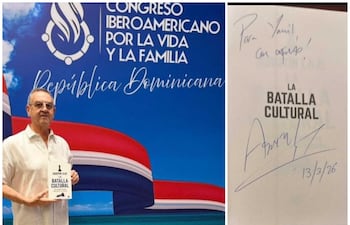 Yamil Esgaib posando en Republica Dominicana con su libro autografiado por Agustín Laje.