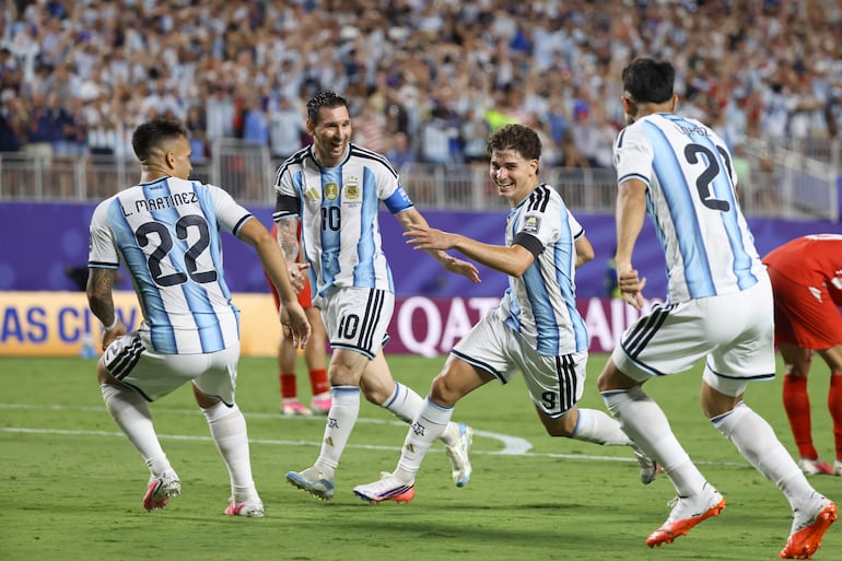 Julián Alvarez (2-d) de Argentina celebra un gol este sábado, en un partido de cuartos de final del Mundial de la FIFA 2026 entre Argentina y Suiza en el estadio Arrowhead de Kansas (EE.UU.). 