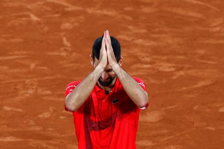 El serbio Novak Djokovic tuvo muchas chances para al menos llevarse un set, pero no pudo concretar y se despide de Roland Garros. El título 25 de Grand Slam está cada vez más lejos y el retiro más cerca.
