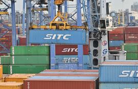 Contenedores de mercancías en Jakarta, Indonesia. (AFP)